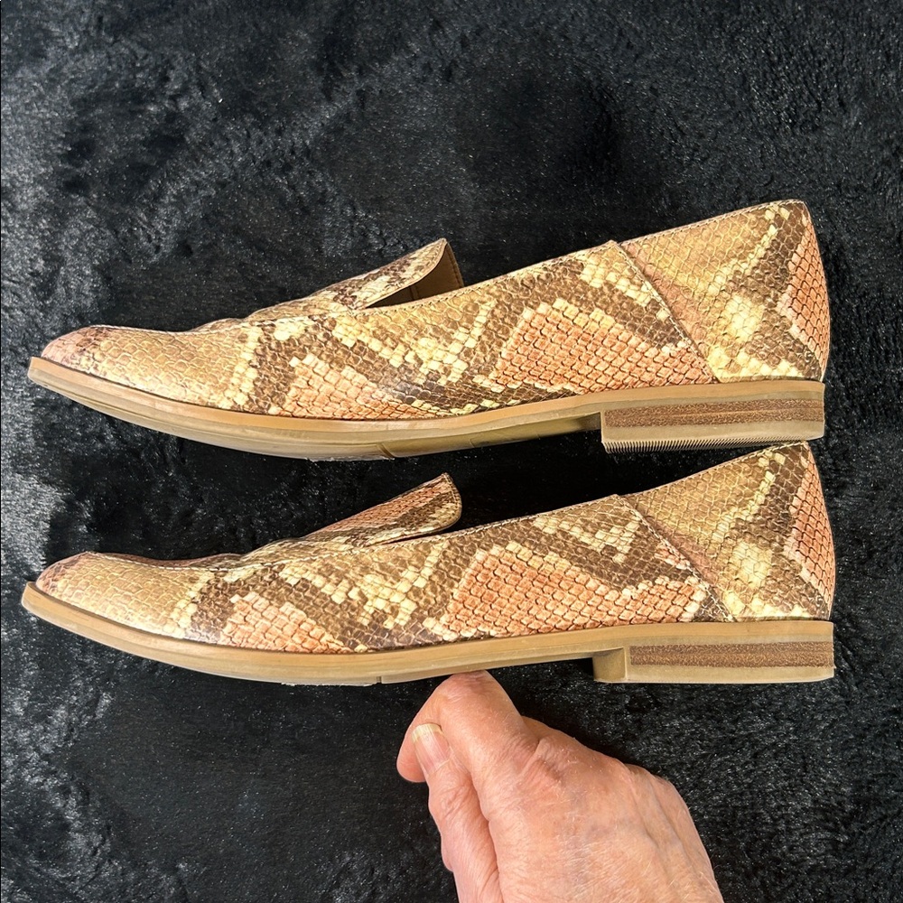 Dolce Vita Snakeskin-Print Slip-On Loafers — Tan & Brown size 8.5 - Picture 5 of 8